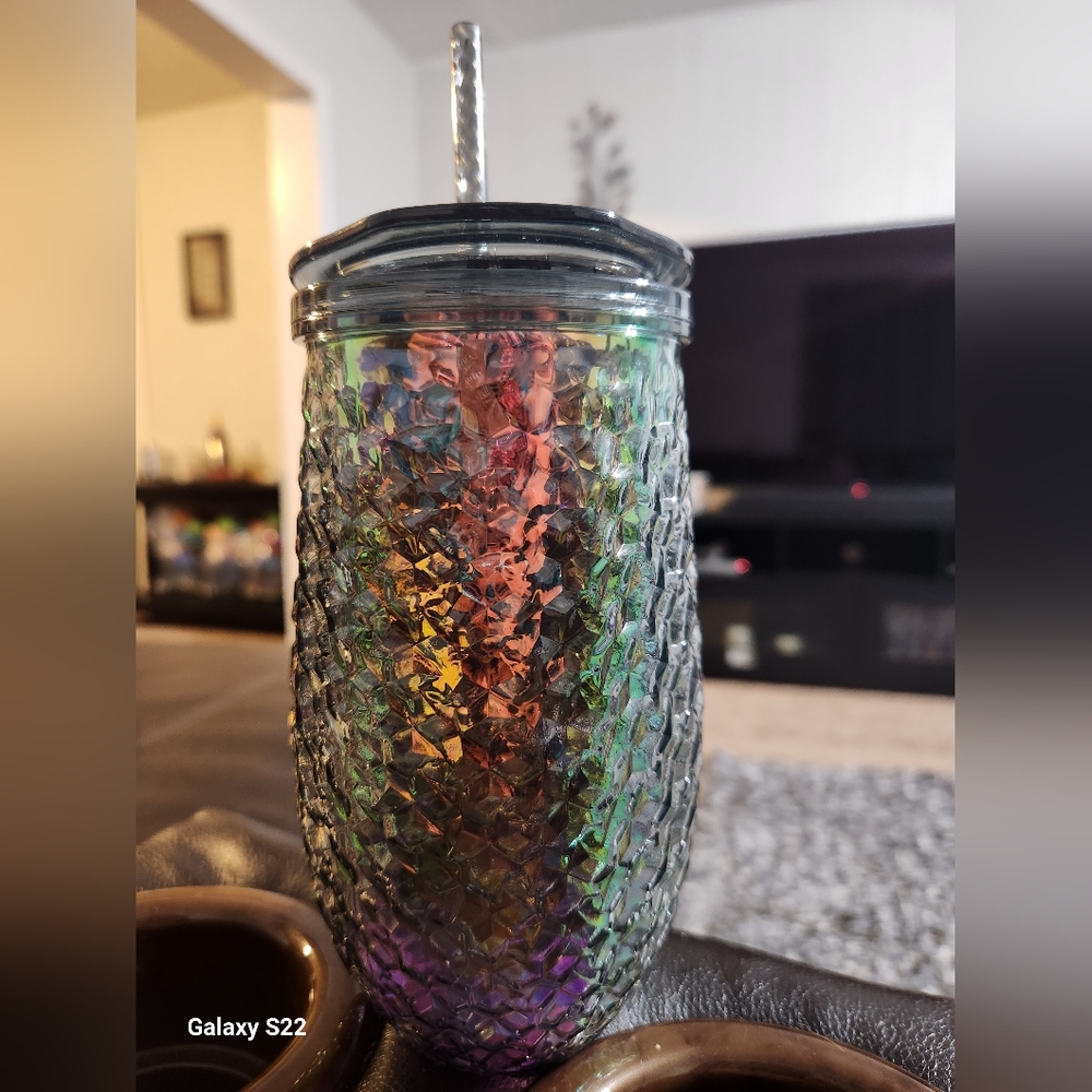Textured wine tumbler